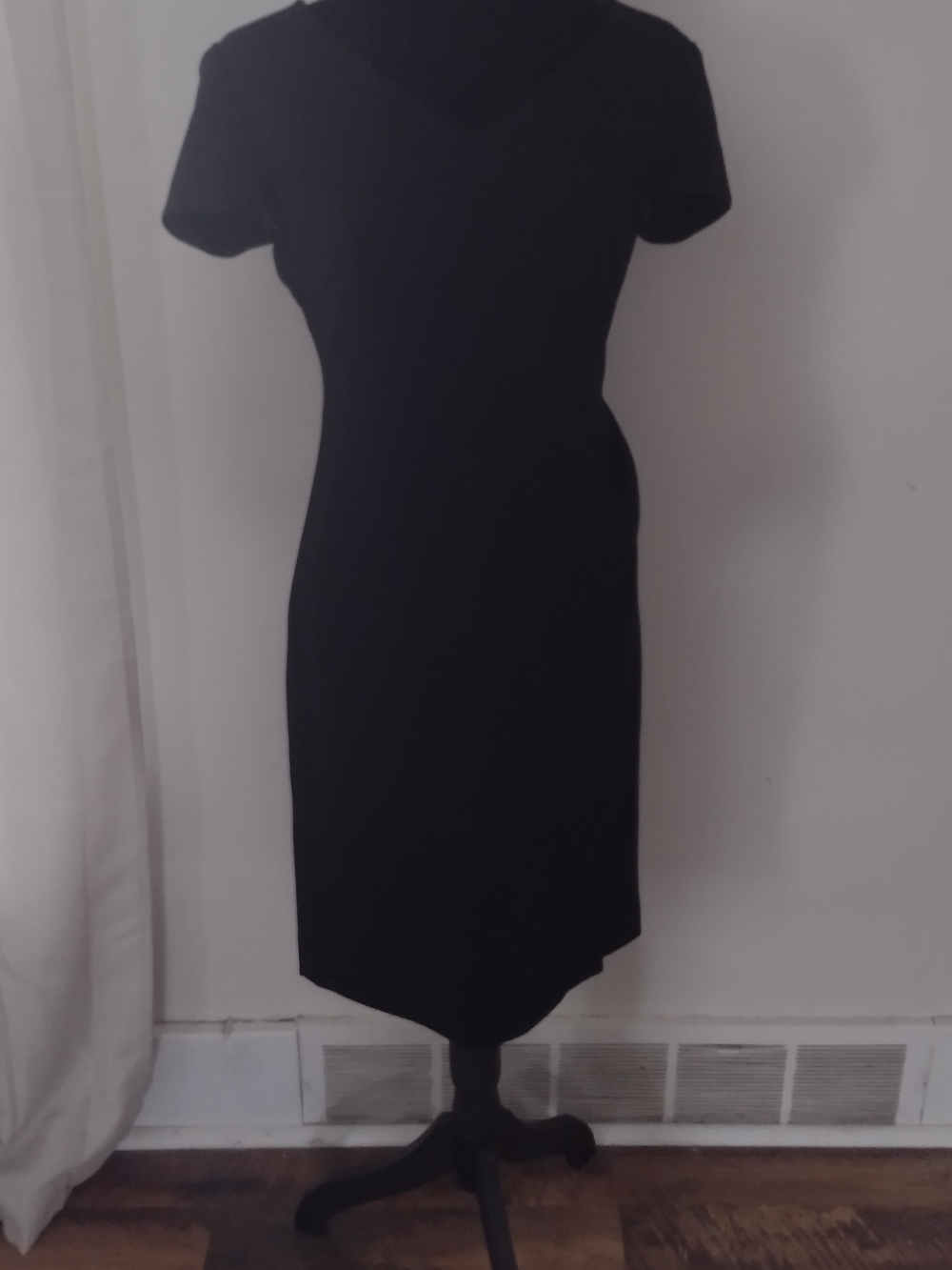 Jones NY Classic Black V‑Neck Short Sleeve Sheath Dress